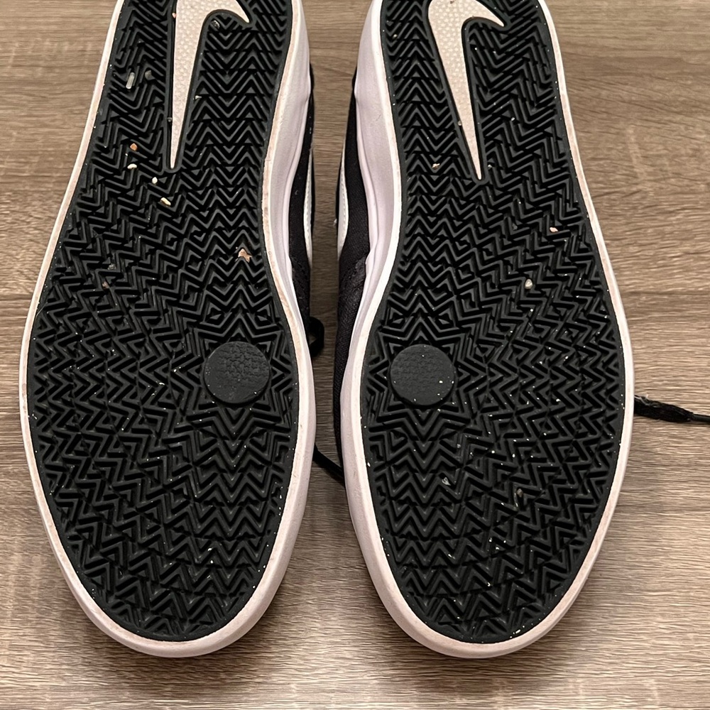 Nike Black court shoes, size 10 - Picture 4 of 6